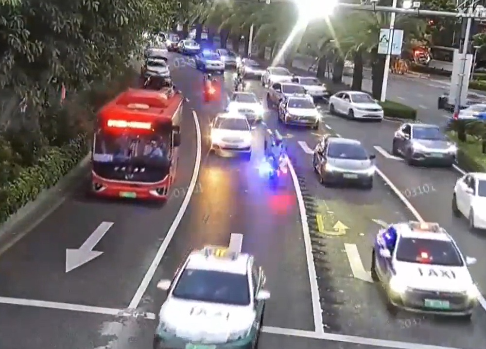 泉州三岁女童高烧不退，来厦就医！晚高峰交警紧急开道