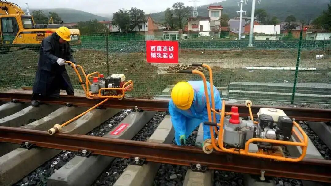 设计时速350公里！这条高铁正式铺轨