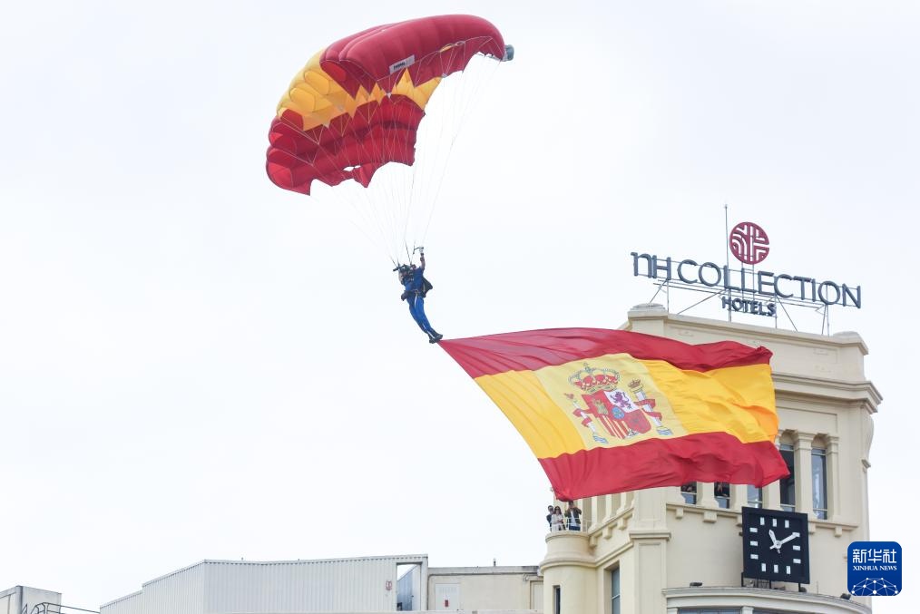 西班牙马德里举行国庆阅兵式