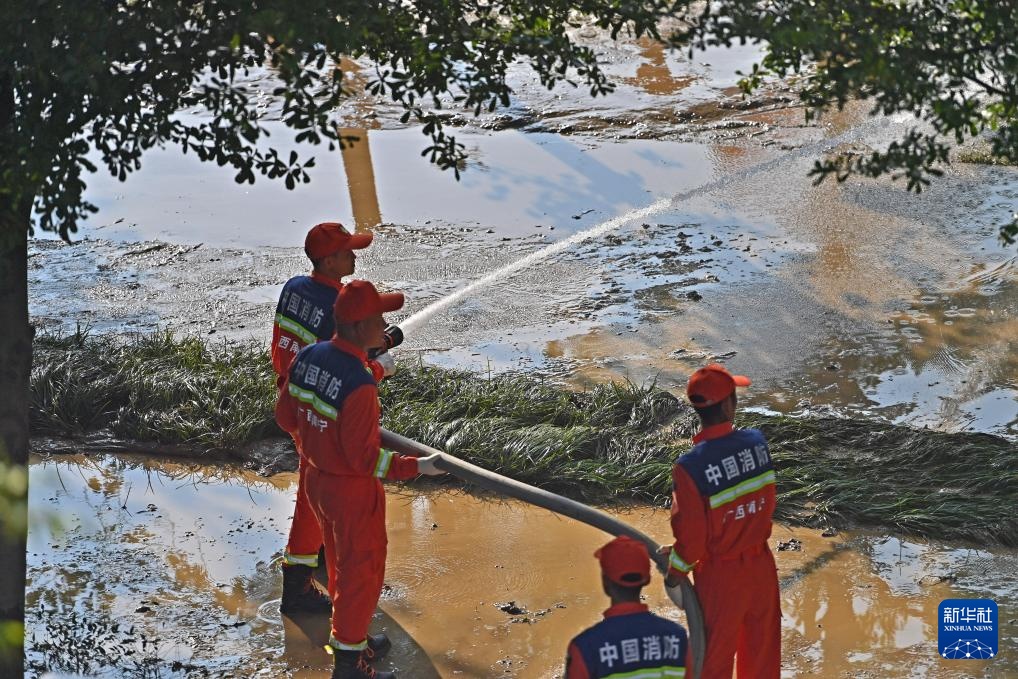 广西南宁:洪水渐退清淤忙 广西南宁:洪水渐退清淤忙