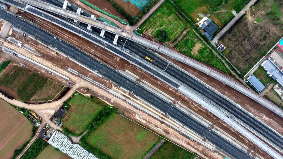 设计时速350公里！这条高铁正式铺轨