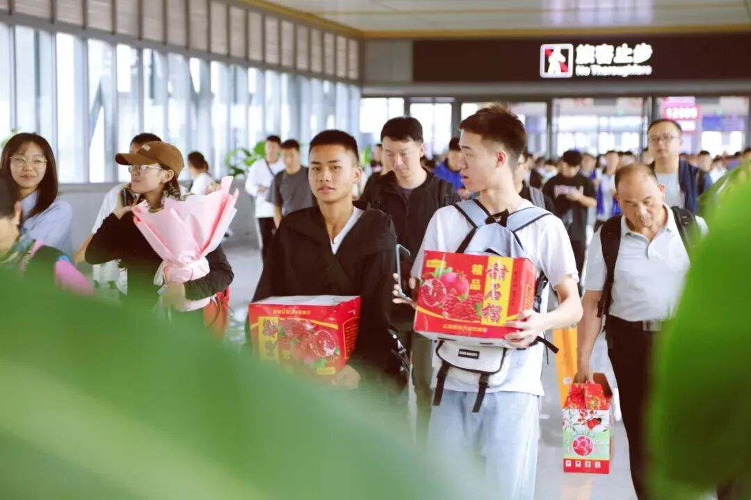 高铁站安检仪扫出好多“小红球”