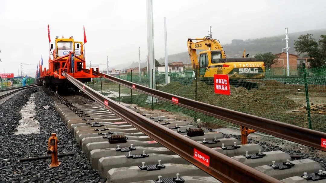 设计时速350公里！这条高铁正式铺轨