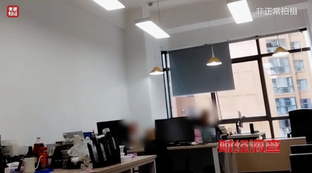 “暗语”接单、批量生产！记者潜入1300多人的大群……