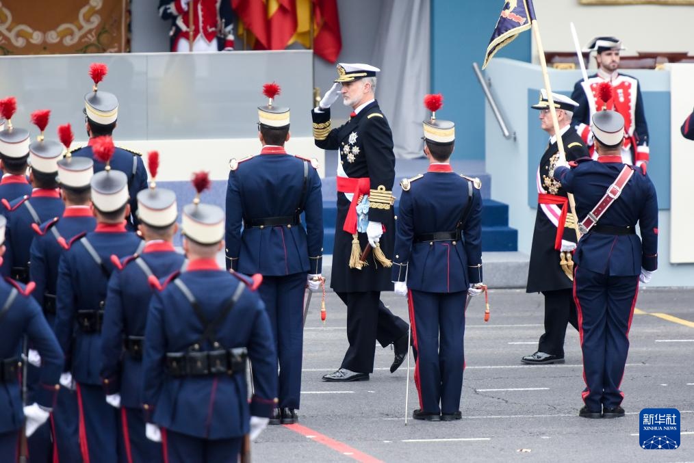 西班牙马德里举行国庆阅兵式