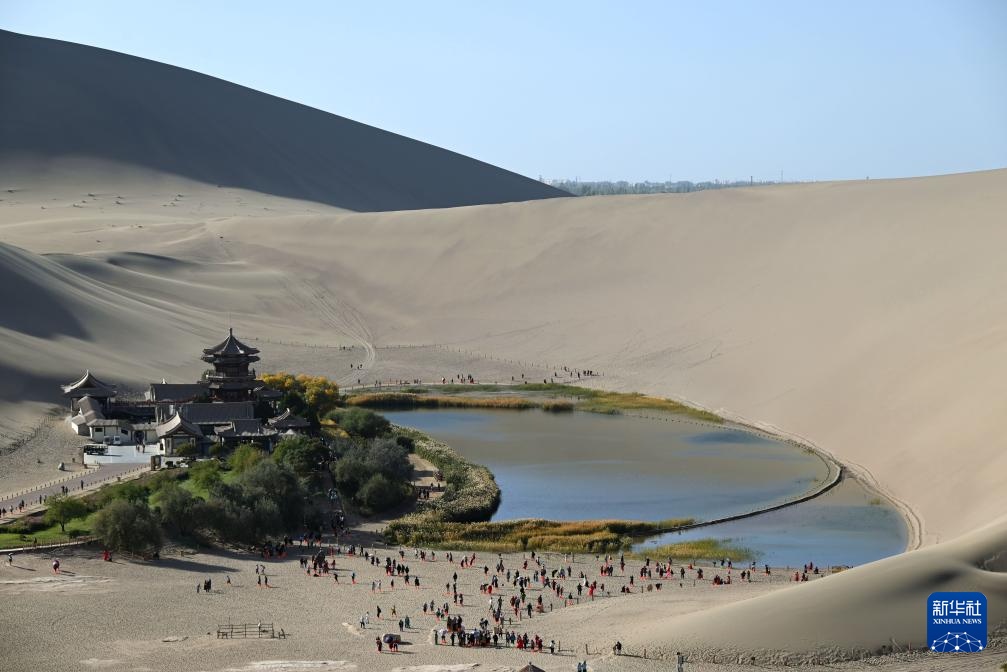 甘肃敦煌：大漠秋景