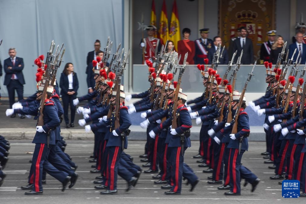 西班牙马德里举行国庆阅兵式