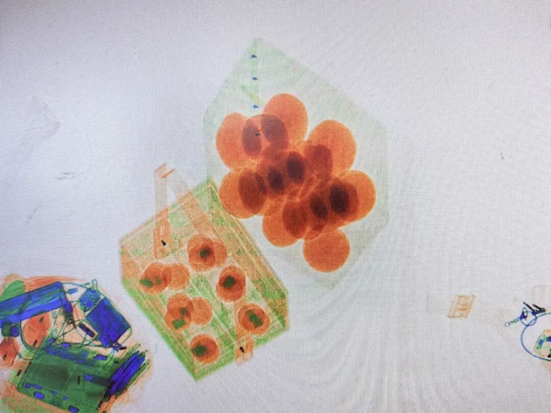 高铁站安检仪扫出好多“小红球”