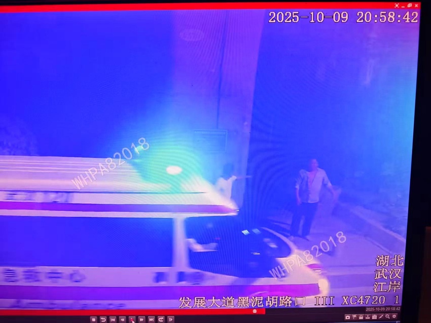 老人昏倒灌木丛 江岸公安争分夺秒跑赢“生命竞速”