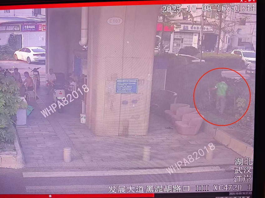 老人昏倒灌木丛 江岸公安争分夺秒跑赢“生命竞速”