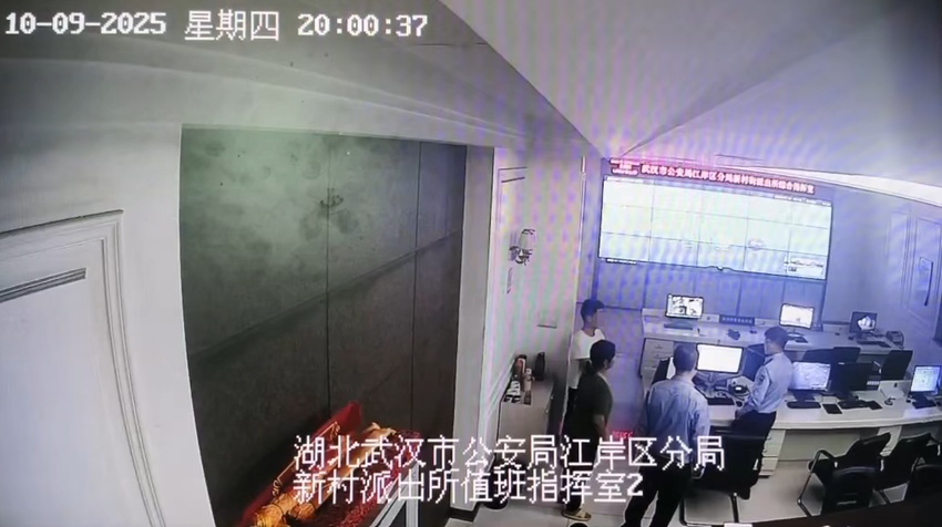 老人昏倒灌木丛 江岸公安争分夺秒跑赢“生命竞速”