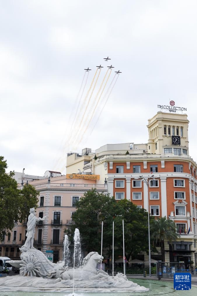 西班牙马德里举行国庆阅兵式