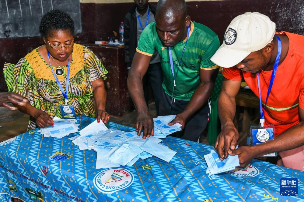 喀麦隆总统选举开始计票 喀麦隆总统选举开始计票