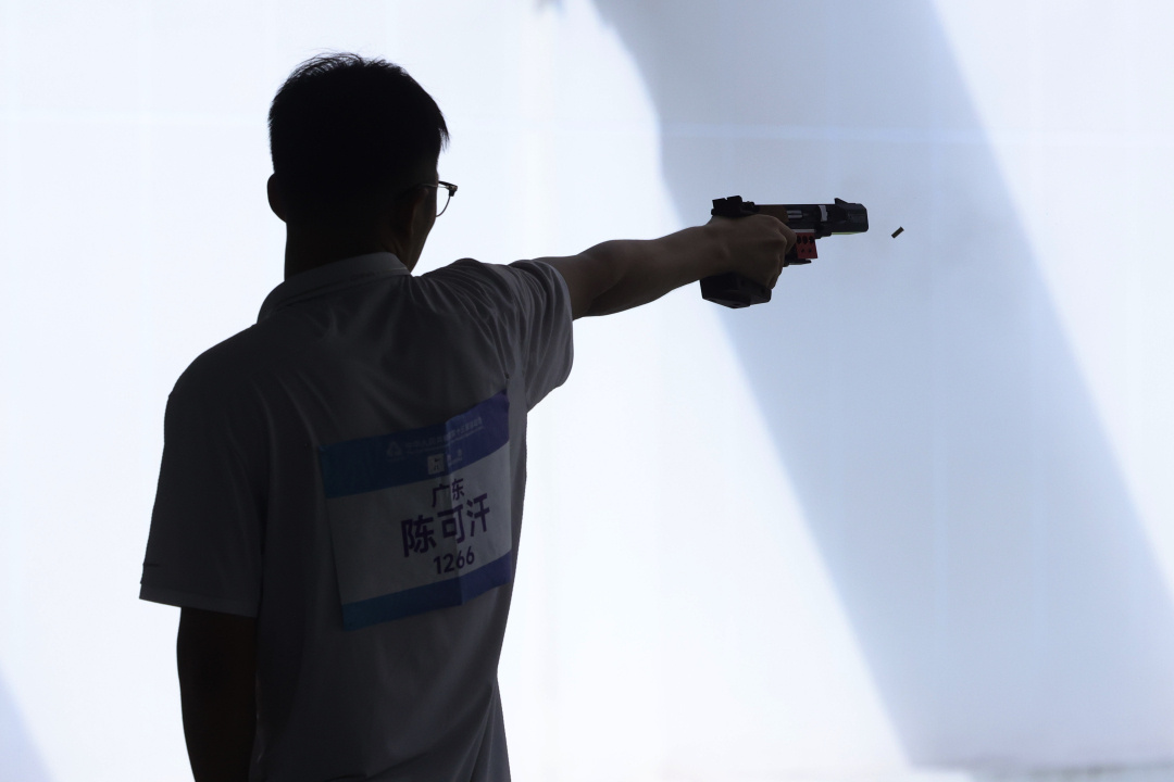 十五运会射击比赛在广东射击馆诞生首金，辽宁一队夺金