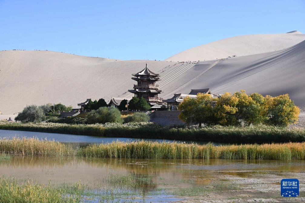 甘肃敦煌：大漠秋景