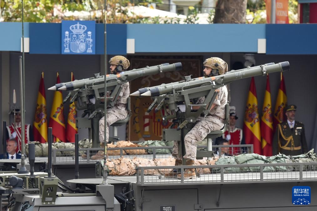 西班牙马德里举行国庆阅兵式