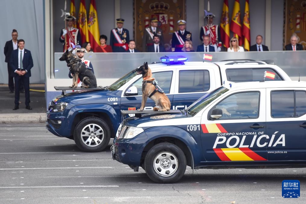西班牙马德里举行国庆阅兵式