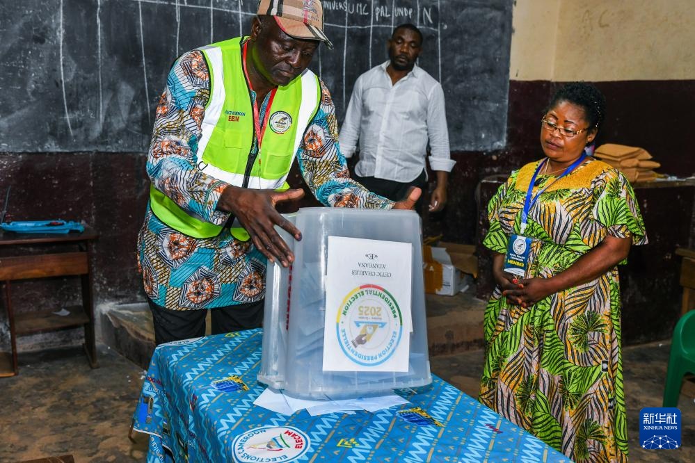 喀麦隆总统选举开始计票 喀麦隆总统选举开始计票