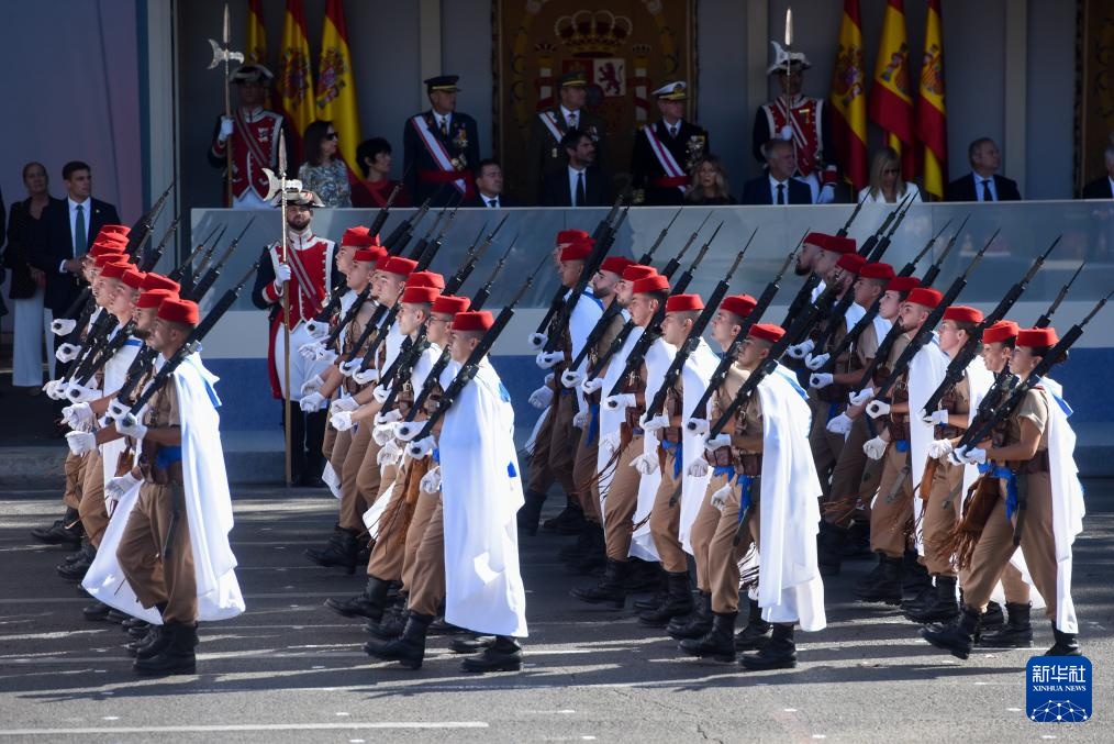 西班牙马德里举行国庆阅兵式