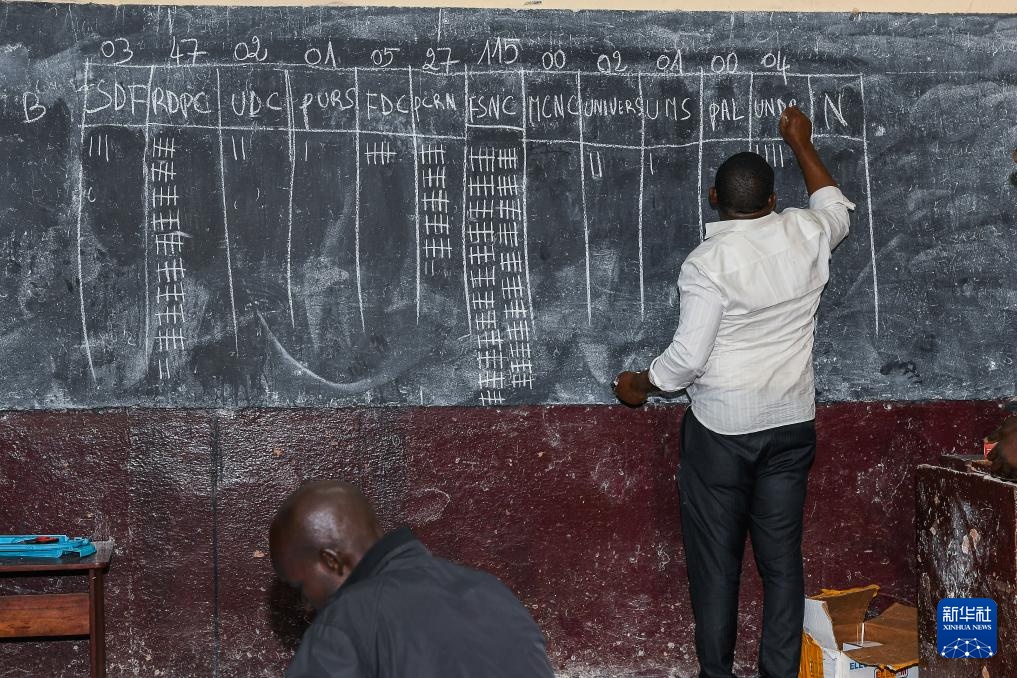 喀麦隆总统选举开始计票 喀麦隆总统选举开始计票