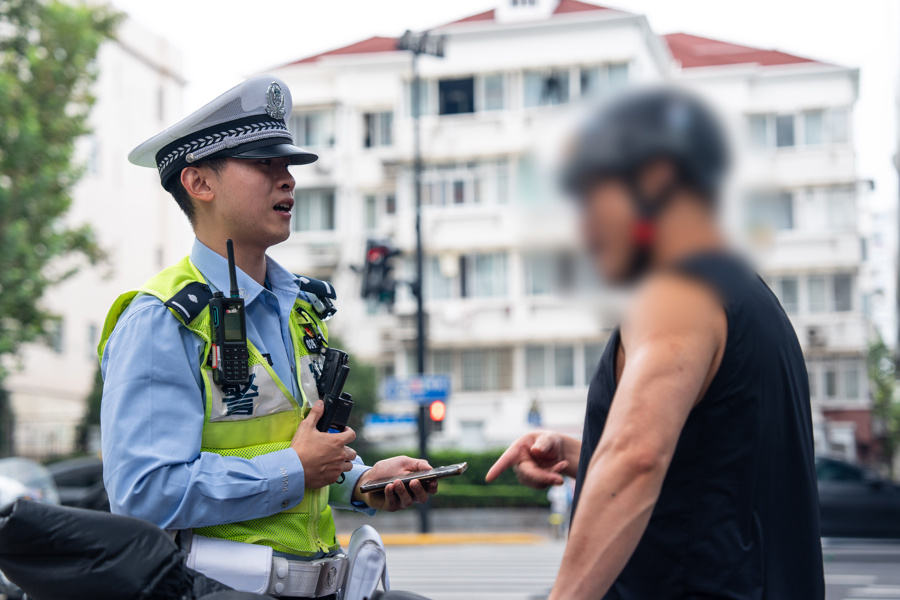 走近上海“网红警察”：流量漩涡中，他们的坚守与抉择