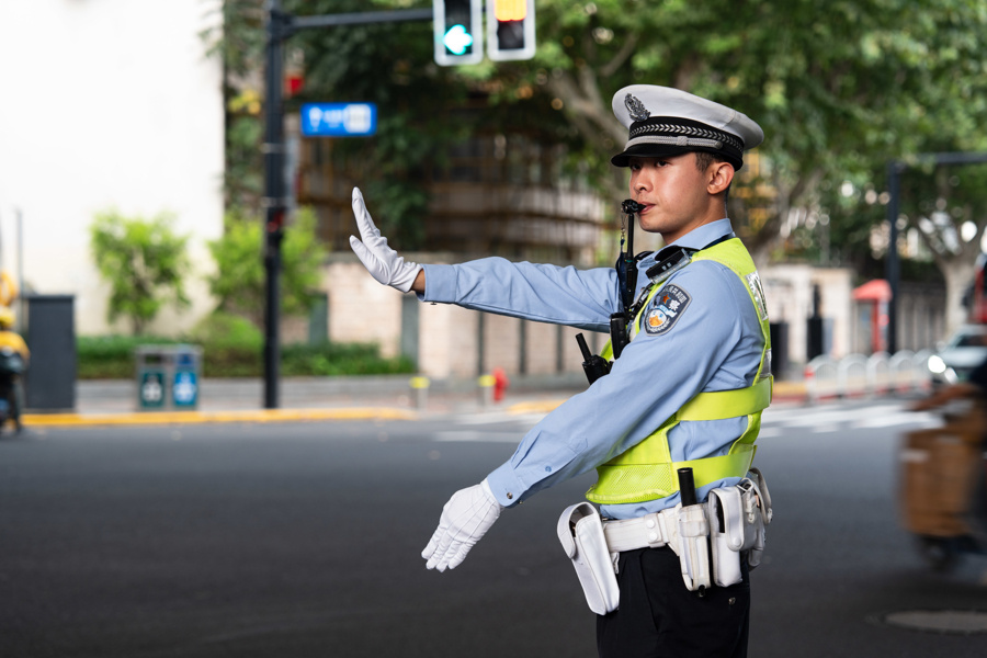 走近上海“网红警察”：流量漩涡中，他们的坚守与抉择