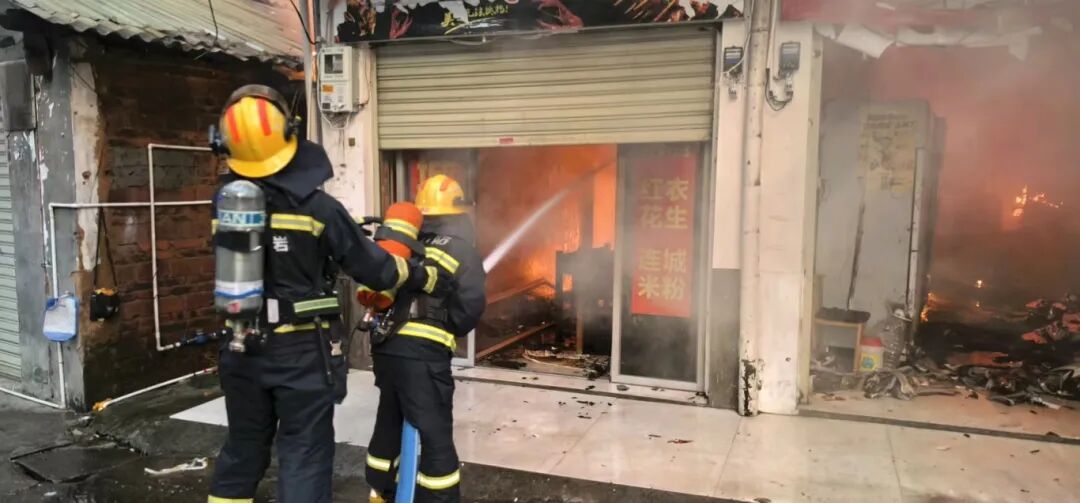 福建一居民区内5家店铺接连起火,损失严重!火因初查明 福建一居民区内5家店铺接连起火,损失严重!火因初查明