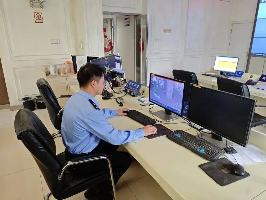 老人昏倒灌木丛 江岸公安争分夺秒跑赢“生命竞速”