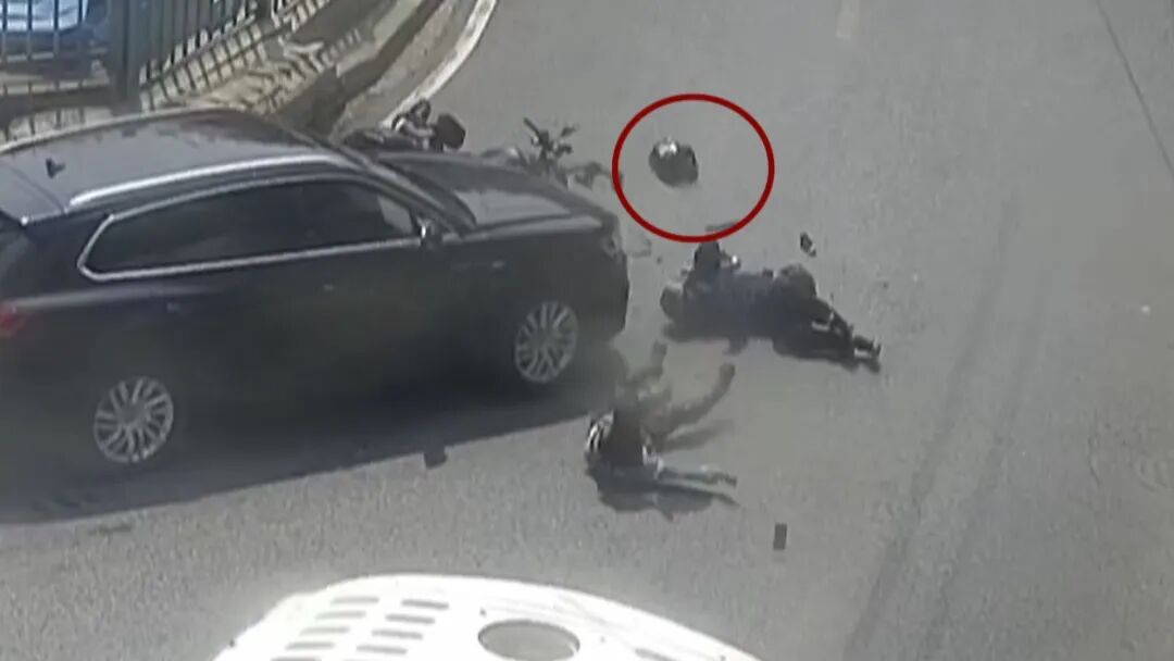 没有系好安全扣,一女子被撞身亡! 没有系好安全扣,一女子被撞身亡!