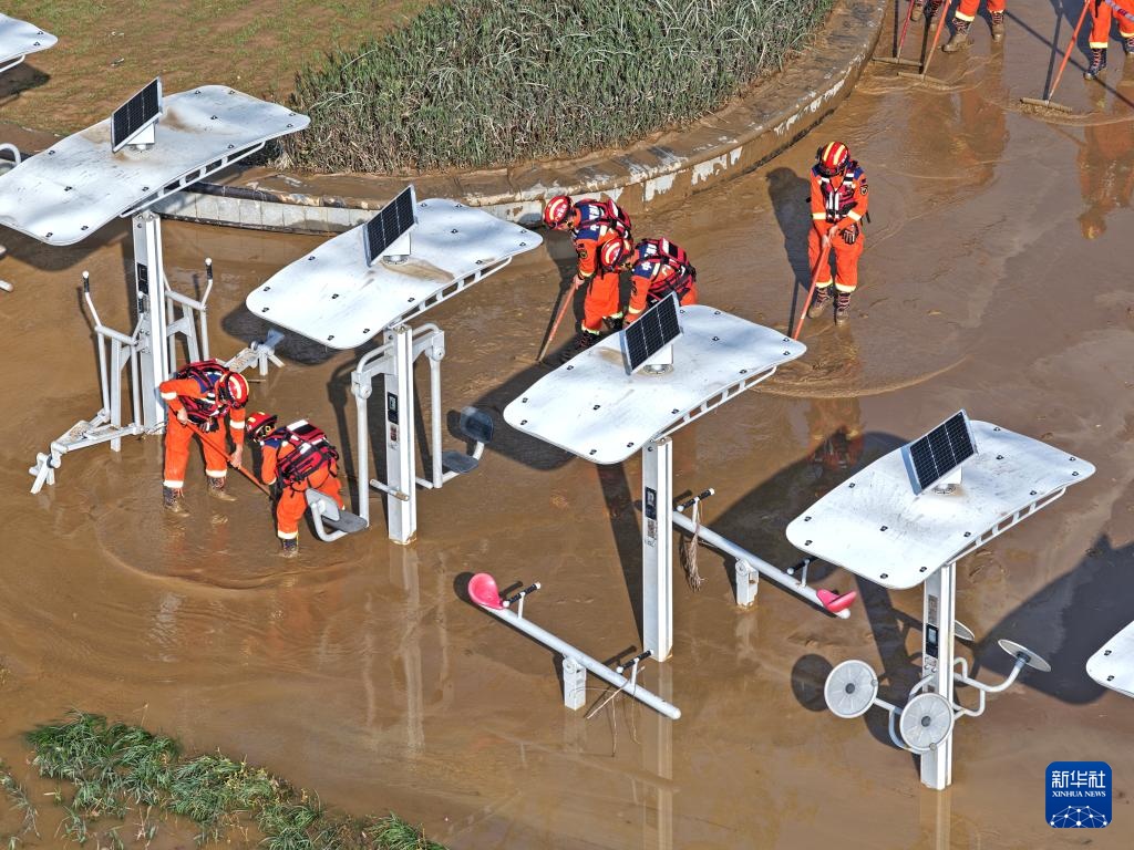 广西南宁:洪水渐退清淤忙 广西南宁:洪水渐退清淤忙