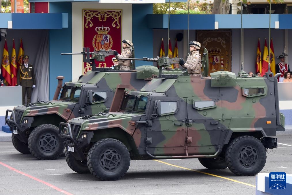 西班牙马德里举行国庆阅兵式