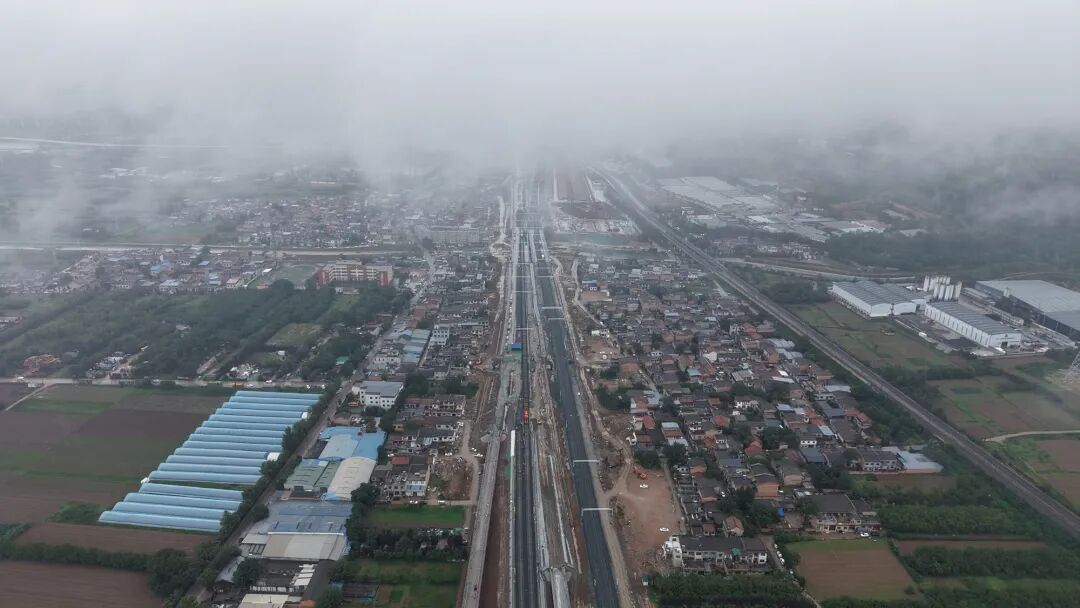 设计时速350公里！这条高铁正式铺轨