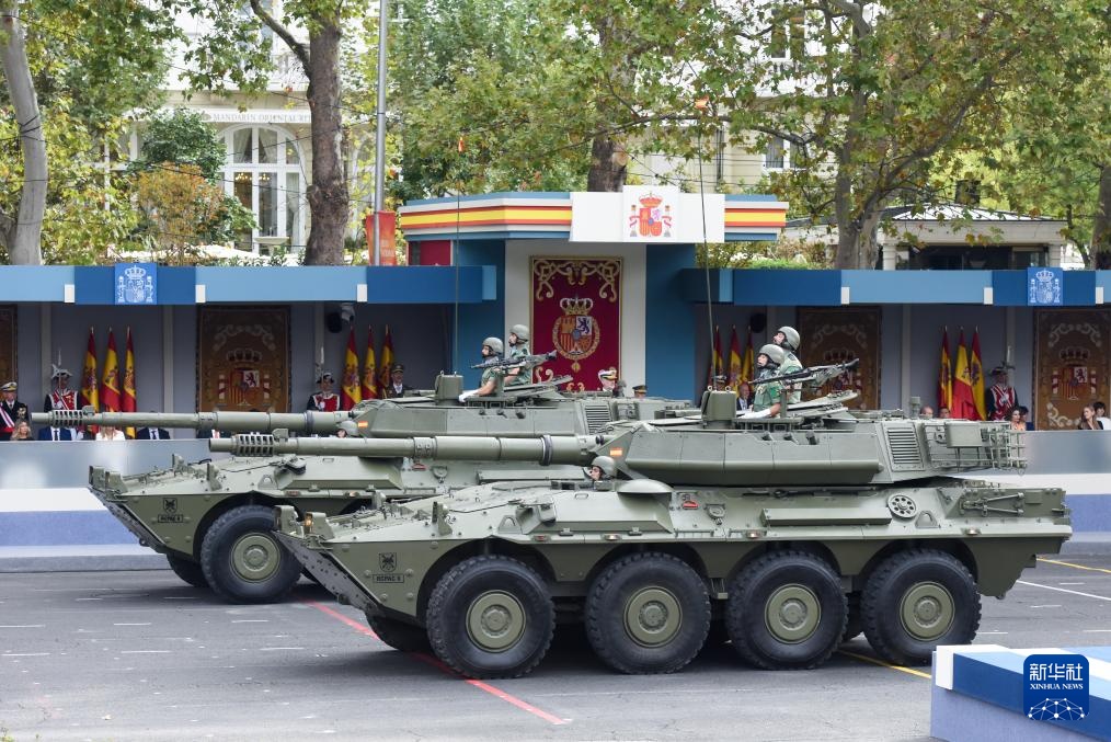 西班牙马德里举行国庆阅兵式