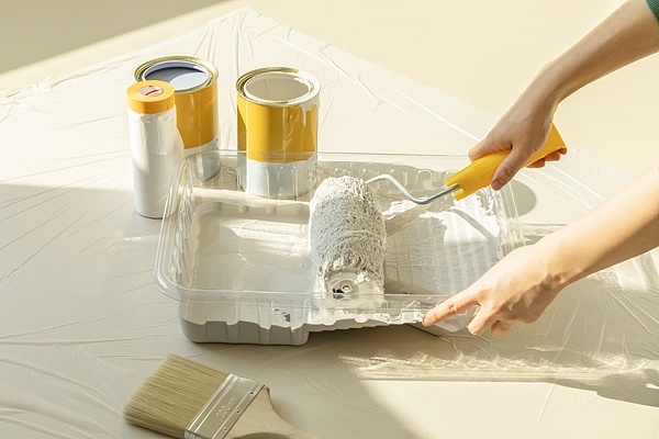 48岁男子刷油漆中毒! 昏迷20小时无人发现,抢救4天后离世! 曾发语音求救…