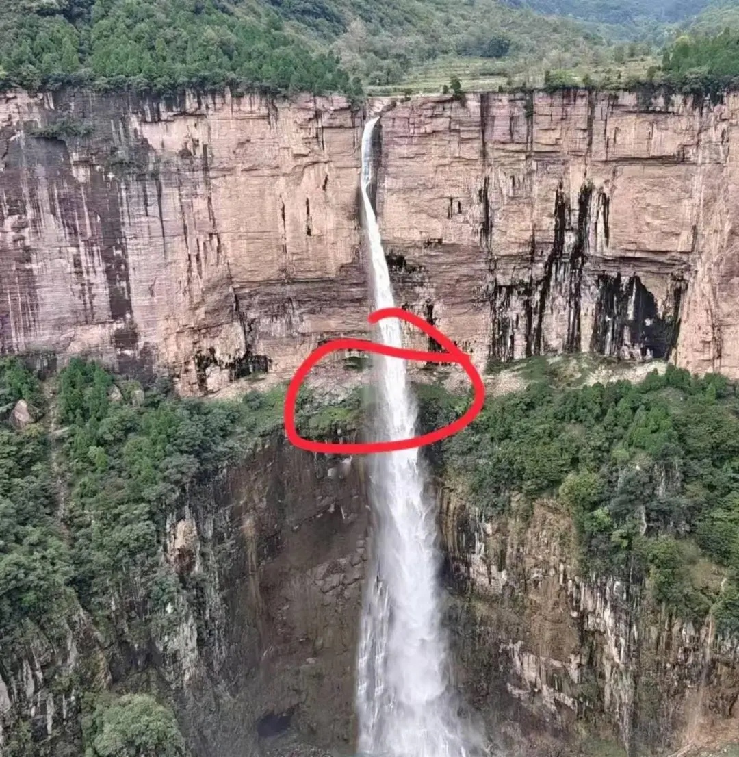 因拍照坠崖大学生已确认身亡，救援人员披露细节……徒步登山需警惕拍照“雷区”！