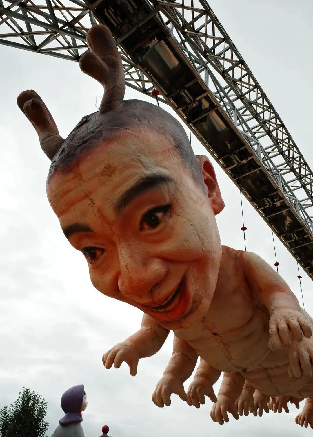 云南“荒野之国”景区被指画风诡异！景区回应：致歉，部分已拆除