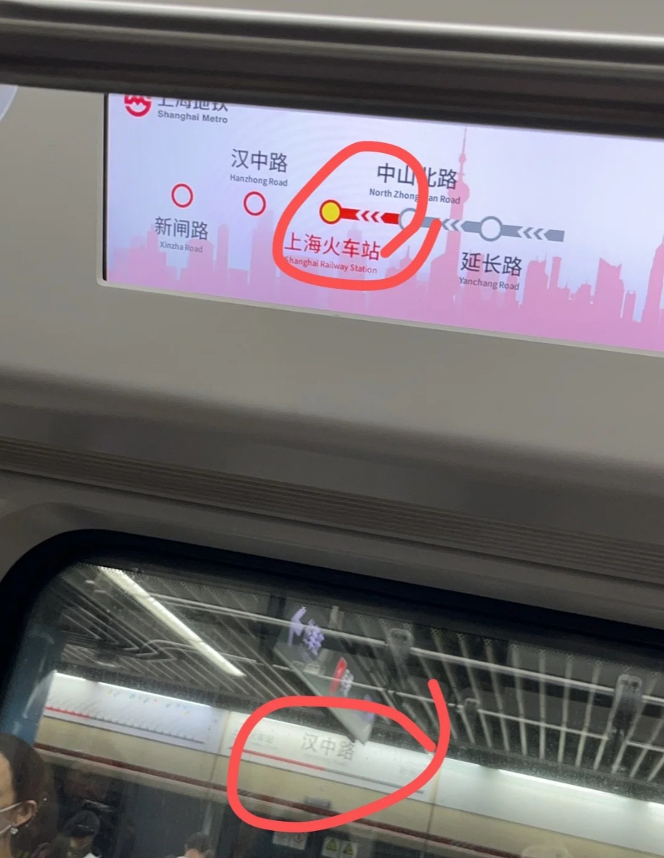 自动报站系统报错站致错过下车时间，上海一男子用身体卡门致地铁延误3分钟