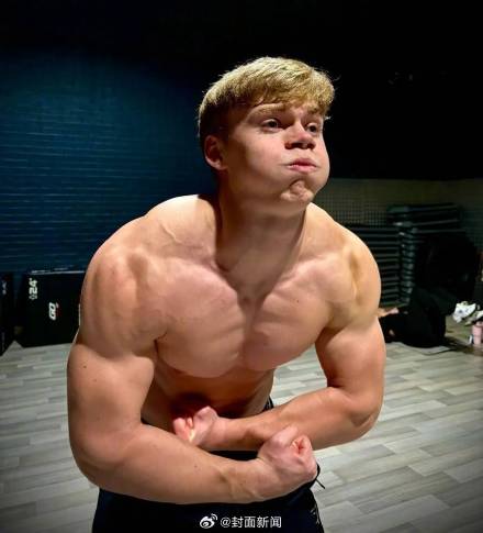 英国14岁男孩酷爱健身成肌肉男 11岁时130斤被称“健身天才” 英国14岁男孩酷爱健身成肌肉男 11岁时130斤被称“健身天才”