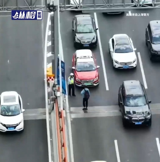 “小电驴”在上海高架行驶，被无人机发现后，驾驶员竟弃车逃逸