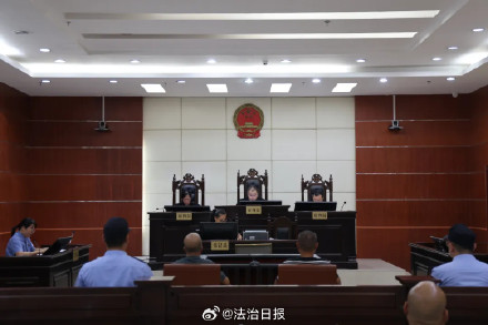 吓人！两男子携带上百条蛇住酒店被抓