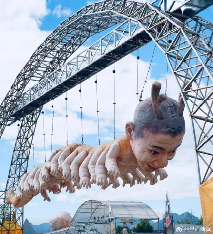 “人体蜈蚣”等雕塑造型引争议，丽江荒野之国景区致歉