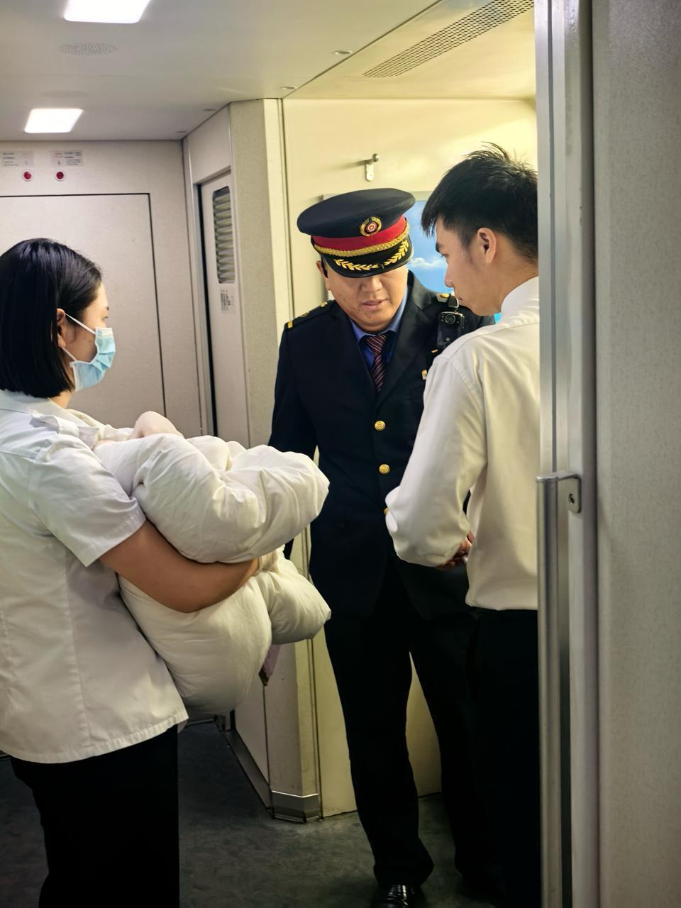 凌晨4点长沙南站孕妇突然分娩，高铁晚开6分钟守护新生儿诞生