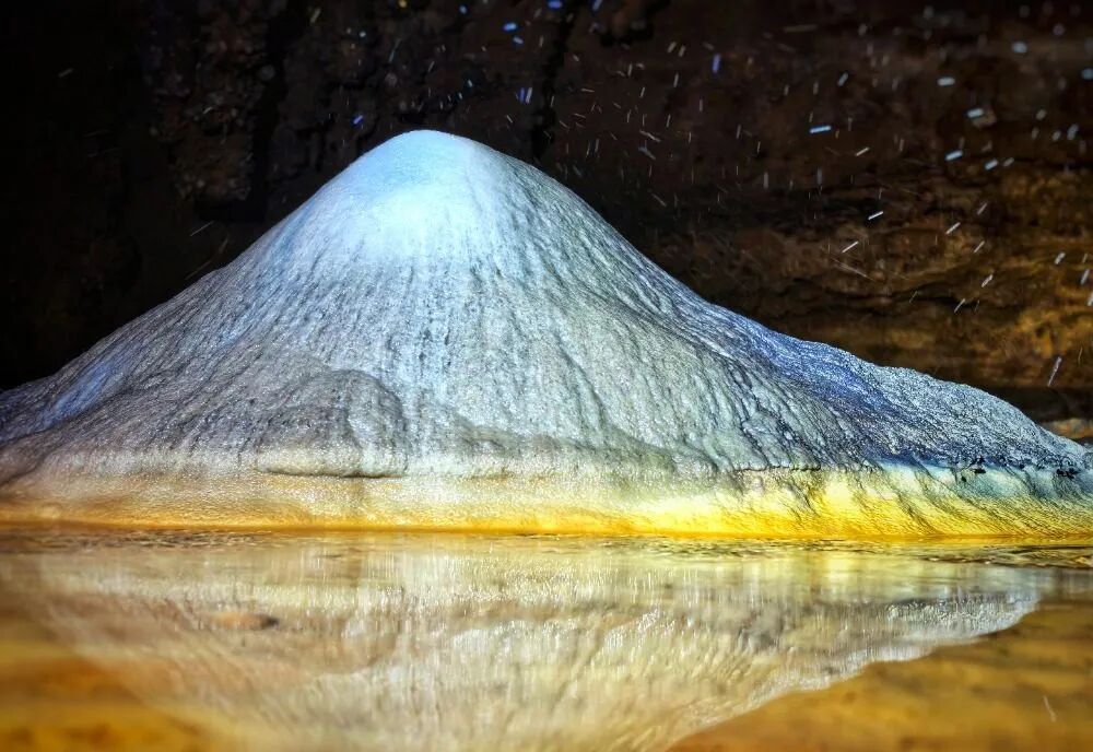 重庆发现一处罕见溶洞！有石膏晶体群、熊猫头骨