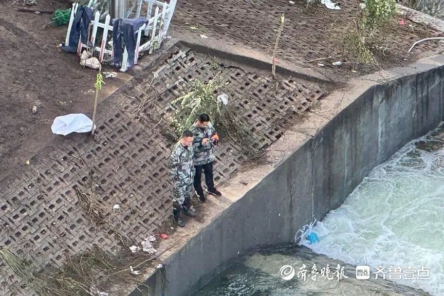 太壮观了！济南锦绣川水库开闸放水，大量鲢鱼被冲出，“一网子下去能捞好几条”