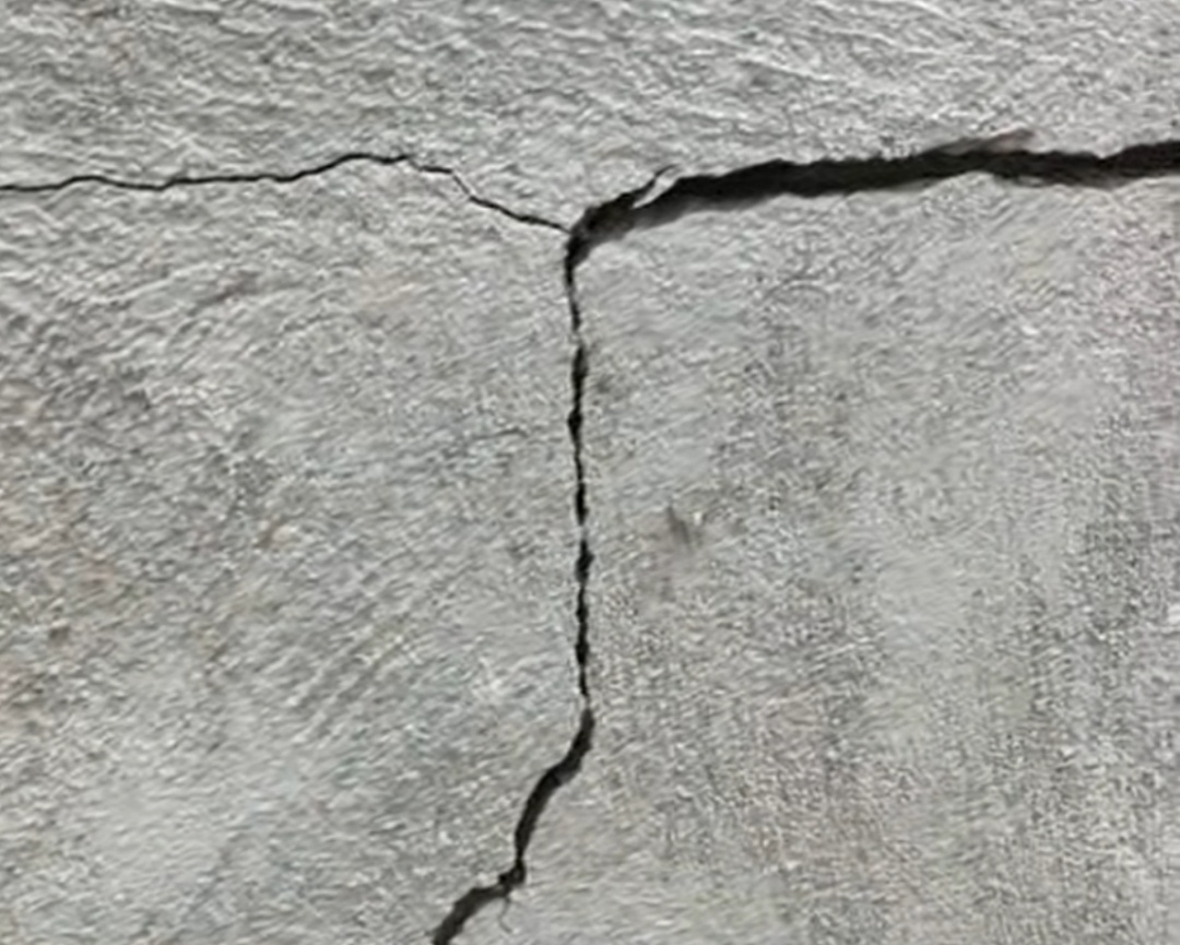 当地通报：私挖300平米地下室致32户房屋开裂，黄某松已被逮捕！