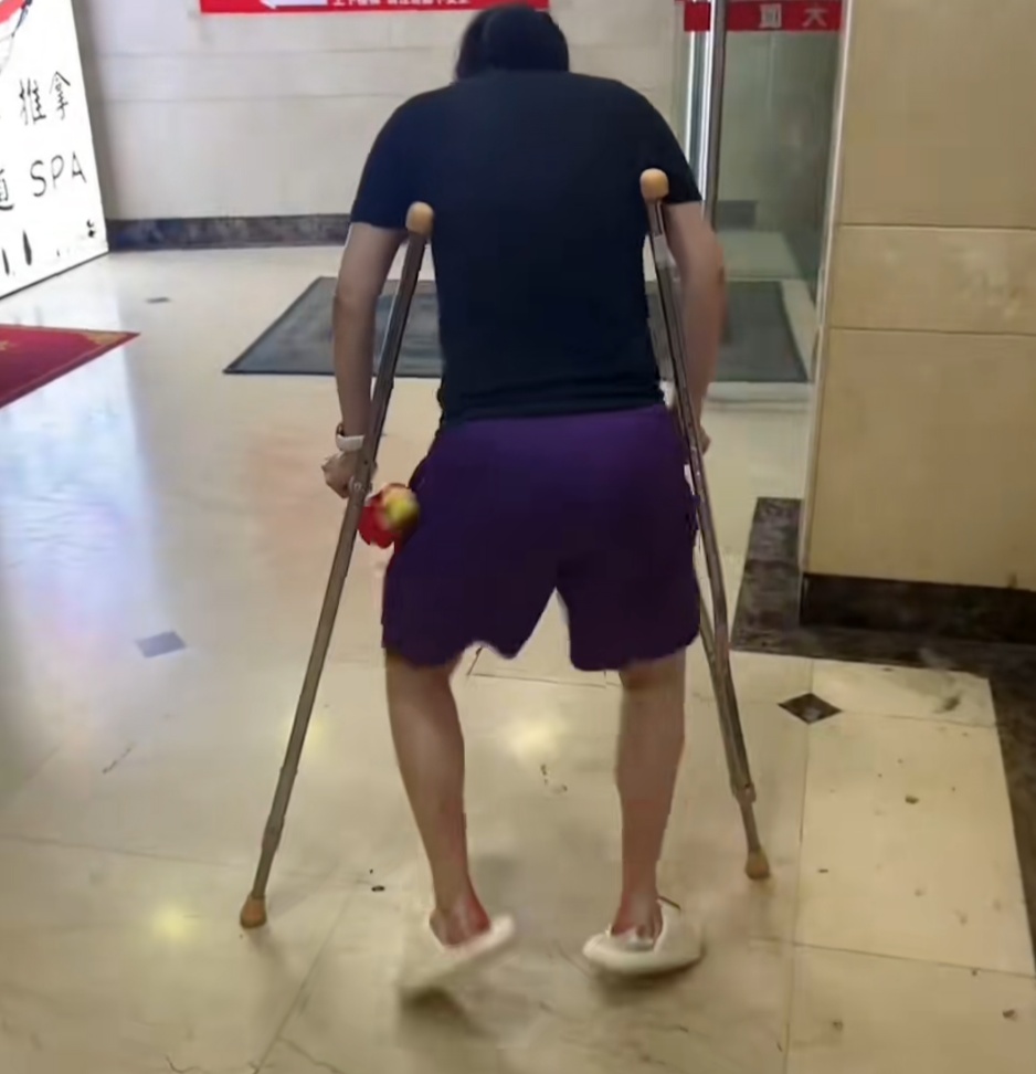 女子在家里突然脚底喷血！小心，这东西很多人在用