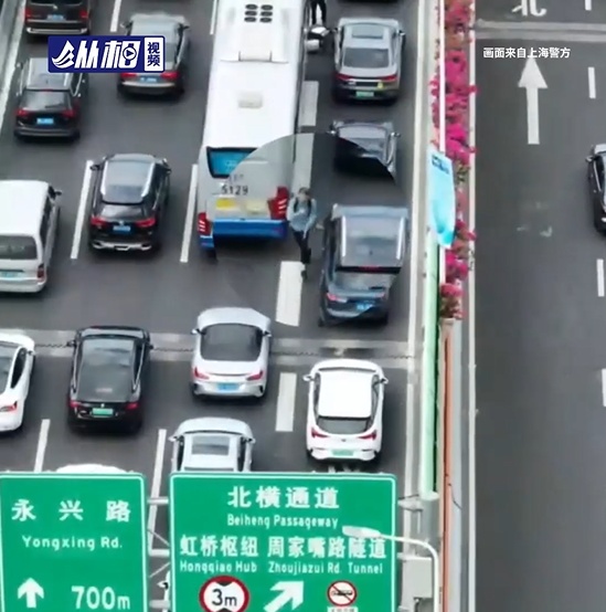 “小电驴”在上海高架行驶，被无人机发现后，驾驶员竟弃车逃逸