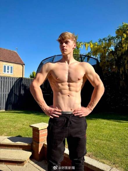 英国14岁男孩酷爱健身成肌肉男 11岁时130斤被称“健身天才” 英国14岁男孩酷爱健身成肌肉男 11岁时130斤被称“健身天才”