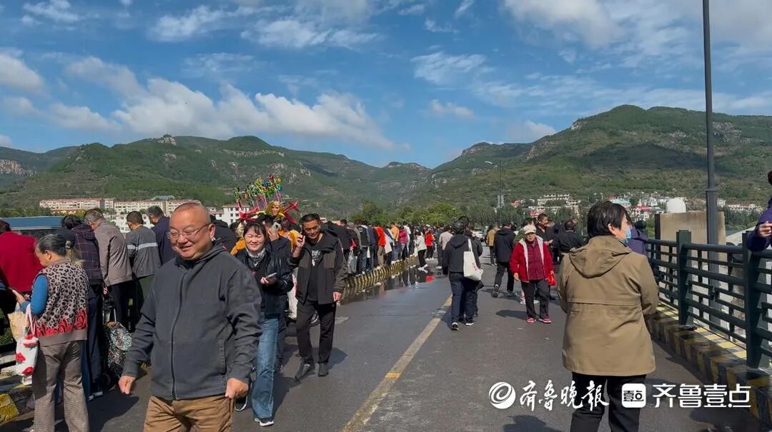 太壮观了！济南锦绣川水库开闸放水，大量鲢鱼被冲出，“一网子下去能捞好几条”