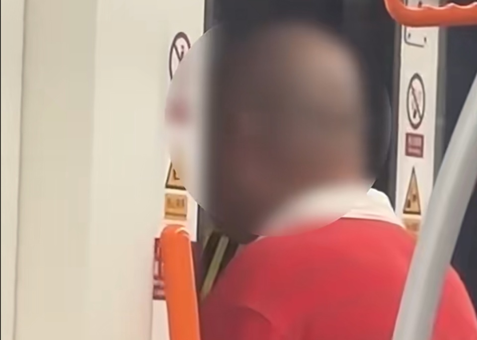 自动报站系统报错站致错过下车时间，上海一男子用身体卡门致地铁延误3分钟